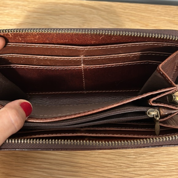 Montana Hudson Chestnut Brown Leather Wallet with tons of storage - Picture 9 of 15